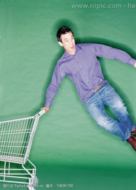 跳跃的购物人物半空跳起的男人图片
