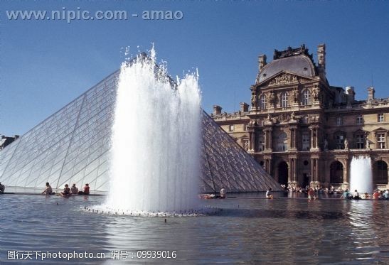 世界名胜卢浮宫前的喷泉图片