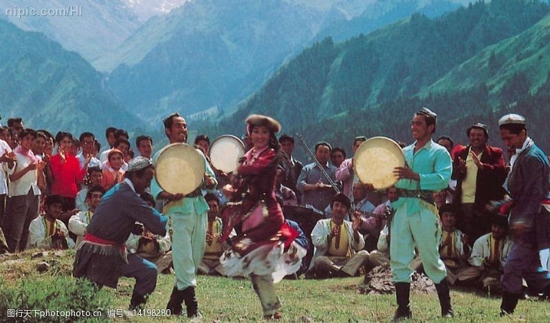 新疆风景维吾尔族舞蹈图片